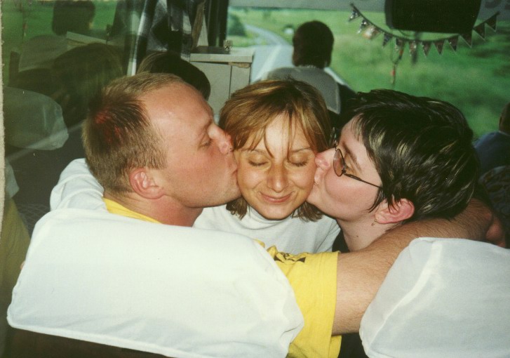 richard_erika_yarka_kiss.jpg